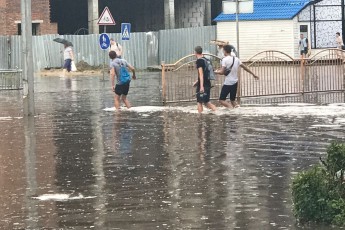 Після зливи люди пересіли на човни. ФОТО