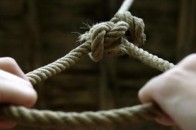 Чоловік повісився біля власного будинку