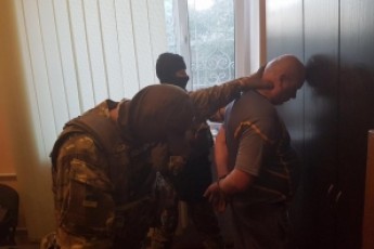ГПУ: чоловік на Волині дав прокурору 5 тисяч доларів за підміну речових доказів