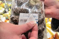 На полицях луцьких супермаркетів прострочені продукти. ФОТО