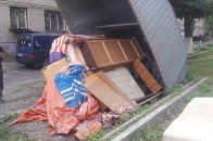 Замість автівки у гаражі муніципали знайшли ліжка, матраци та ковдри