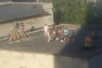 Луцькі діти влаштували вечірку на даху котельні. ФОТО