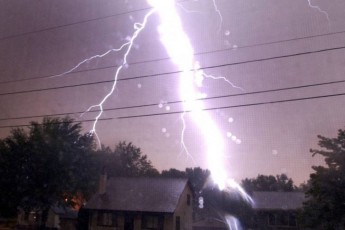 На Любомльщині будинок спалахнув від кульової блискавки і згорів дотла