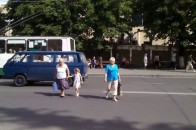 У центрі Луцька бабусі переходять дорогу, де їм заманеться. ФОТО