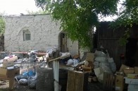 Луцькі муніципали зносять гаражі з непотрібом. ФОТО