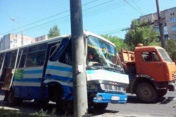 Маршрутка Луцьк-Рівне влетіла в стовп. ФОТО
