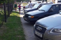 Тротуари в Шацьку не для пішоходів - їх заполонили автохами. ФОТО