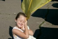 Після 3 років на окупованому Донбасі: Мережу підкорило фото дівчинки, яка обіймає прапор України