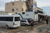 На Херсонщині сильний вітер перевернув вантажівку, яка роздавила насмерть чоловіка. ФОТО
