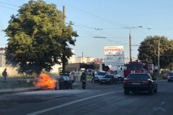 У Луцьку на проспекті Відродження спалахнув автомобіль. ФОТО. ВІДЕО