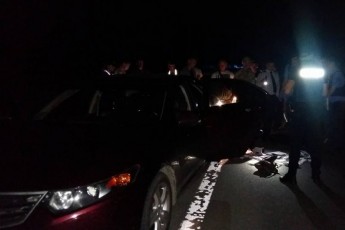 У Луцьку правоохоронці зупинили автомобіль, у якому перевозили бурштин
