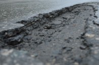 Зруйнована доріжка та море багнюки: у Володимирі-Волинському розрили центральну вулицю і кинули ремонт