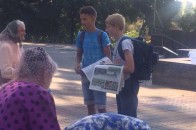 ВолиньPost роздає агітки в церкві, використовуючи дітей. ФОТО