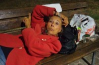 В Італії українка живе на лавці у парку і нікого до себе не підпускає