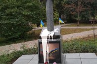 У Києві облили фарбою та намагалися підірвати пам'ятник ветеранам АТО