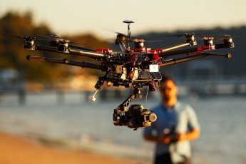 Українець встановив рекорд, піднявши дроном у повітря 16-кілограмову гирю