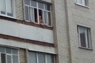 Конякіна: малюк сидить на підвіконні відчиненого вікна