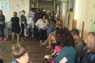 Медогляд перед школою: довжелезні черги і задушливе приміщення