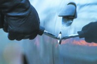 У Києві невідомі в масках та зі зброєю вкрали з авто кілька мільйонів