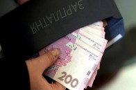 Скільки українців отримують 