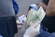 На хабарі в 1,5 тисячі доларів затримали працівника СБУ Волині