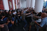 Вибух, бійки та шини. В Одесі пікетують мерію через смерть трьох дітей у таборі