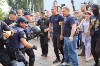 Під одеською мерією активісти побилися з поліцейськими