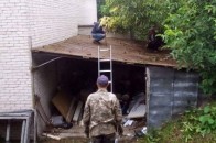 У Луцьку викрили гараж наповнений зброєю, бурштином та марихуаною. ВІДЕО