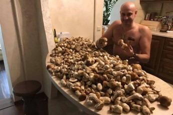 ЛУЦЬКИЙ ДЕПУТАТ ПОХИЗУВАВСЯ РЕКОРДНИМ ВРОЖАЄМ ГРИБІВ. ФОТО