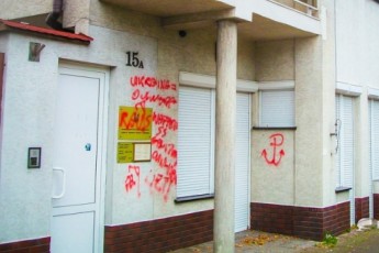 У Польщі свастикою розмалювали консульство України