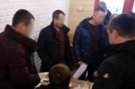 Поліцейські, яких затримали за грабіж з насильством, поновилися на посадах