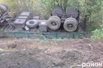 Під Луцьком вантажівка злетіла в кювет