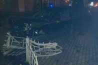 У Рівному автомобіль влетів у зупинку, є постраждалі