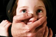 Збоченець на очах у школярів регулярно справляє сексуальні потреби