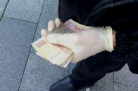 У Києві службовець вимагав хабар за видачу біометричних паспортів