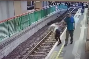 Чоловік зіштовхнув жінку на колію метро в Гонконгу: опубліковано відео інциденту