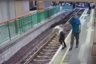 Чоловік зіштовхнув жінку на колію метро в Гонконгу: опубліковано відео інциденту