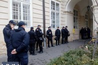 Під стіни Львівської мерії стягують Нацгвардію