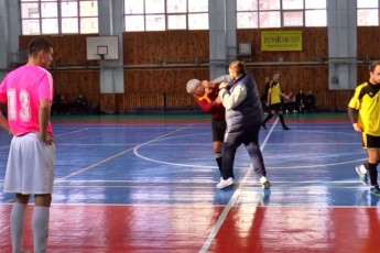 У Харкові під час футзального матчу тренер відправив у нокаут арбітра