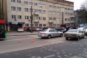 У Луцьку від удару автомобіля жінку відкинуло на сусідню смугу