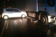 У Луцьку вночі легковик влетів під вантажівку