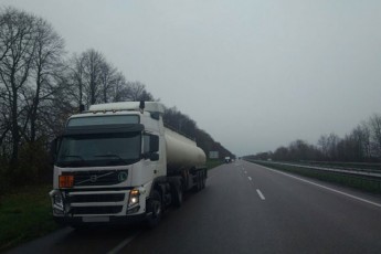 На Рівненщині чоловік кинувся під колеса вантажівки