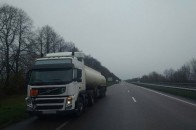 На Рівненщині чоловік кинувся під колеса вантажівки