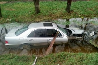 На Волині іномарка врізалась в електроопору та впала у канал з водою