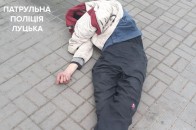 У Луцьку посеред вулиці лежав чоловік з марихуаною