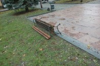 У центрі Луцька вандали перекинули лавку