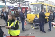 Перелом таза і пробита легеня. Маршрутник придавив жінку до тролейбуса