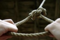 Патрульні витягнули з зашморгу хлопця, який повісився через кохання. 18+