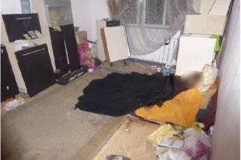 Труп матері ховала у квартирі з 9-річною дитиною