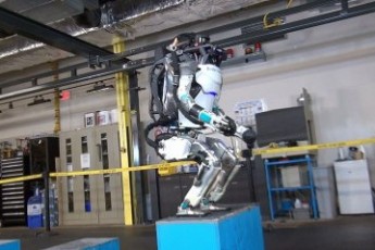 Якщо у вас щось не вдається, то просто зацініть, як робот-гуманоїд робить сальто назад
